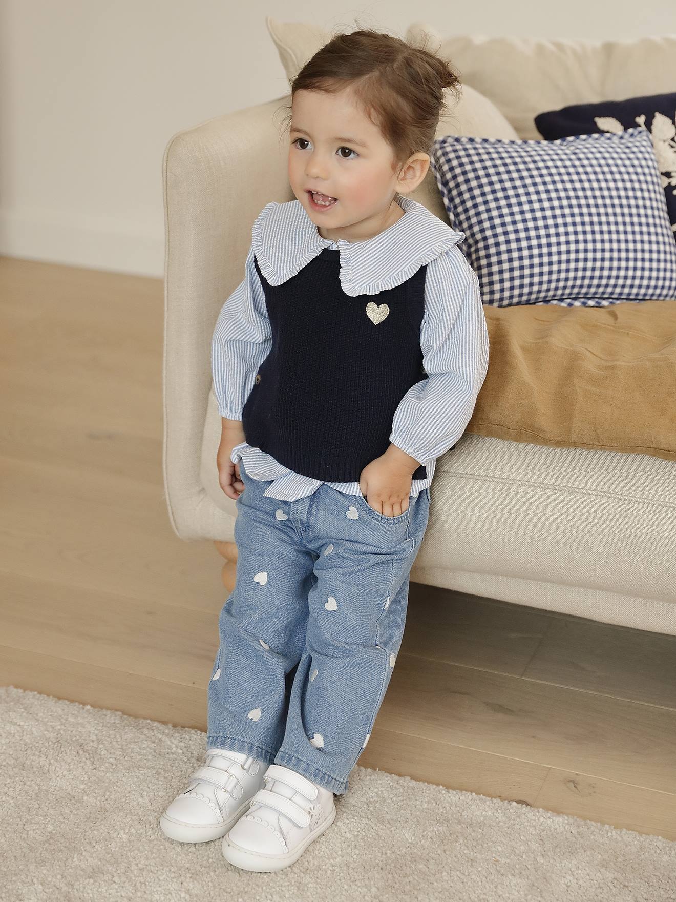 Wijde jeans met kleine geborduurde hartjes stone afbeelding
