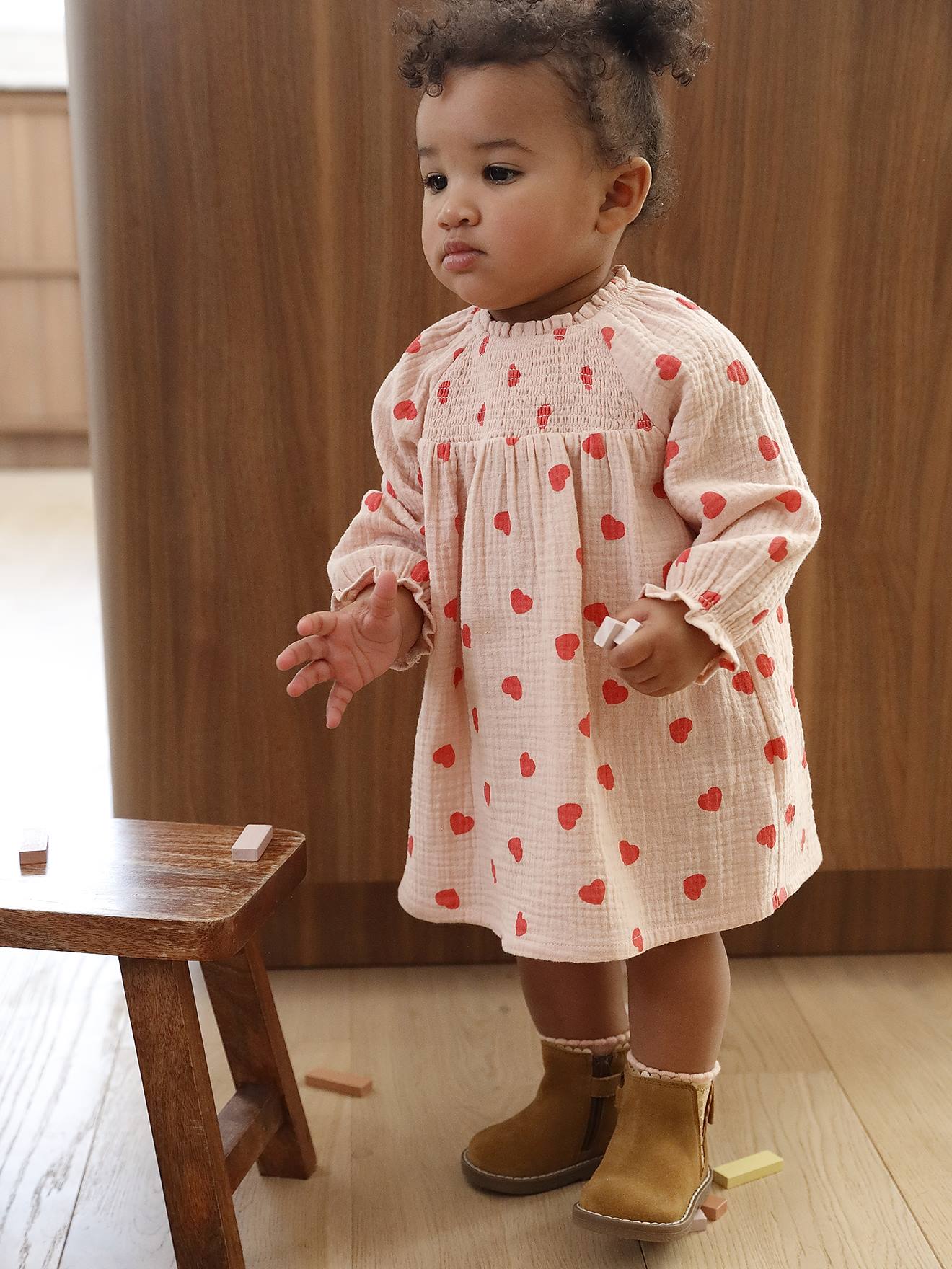 Jurk baby bedrukt met kleine hartjes roze (poederkleur) afbeelding