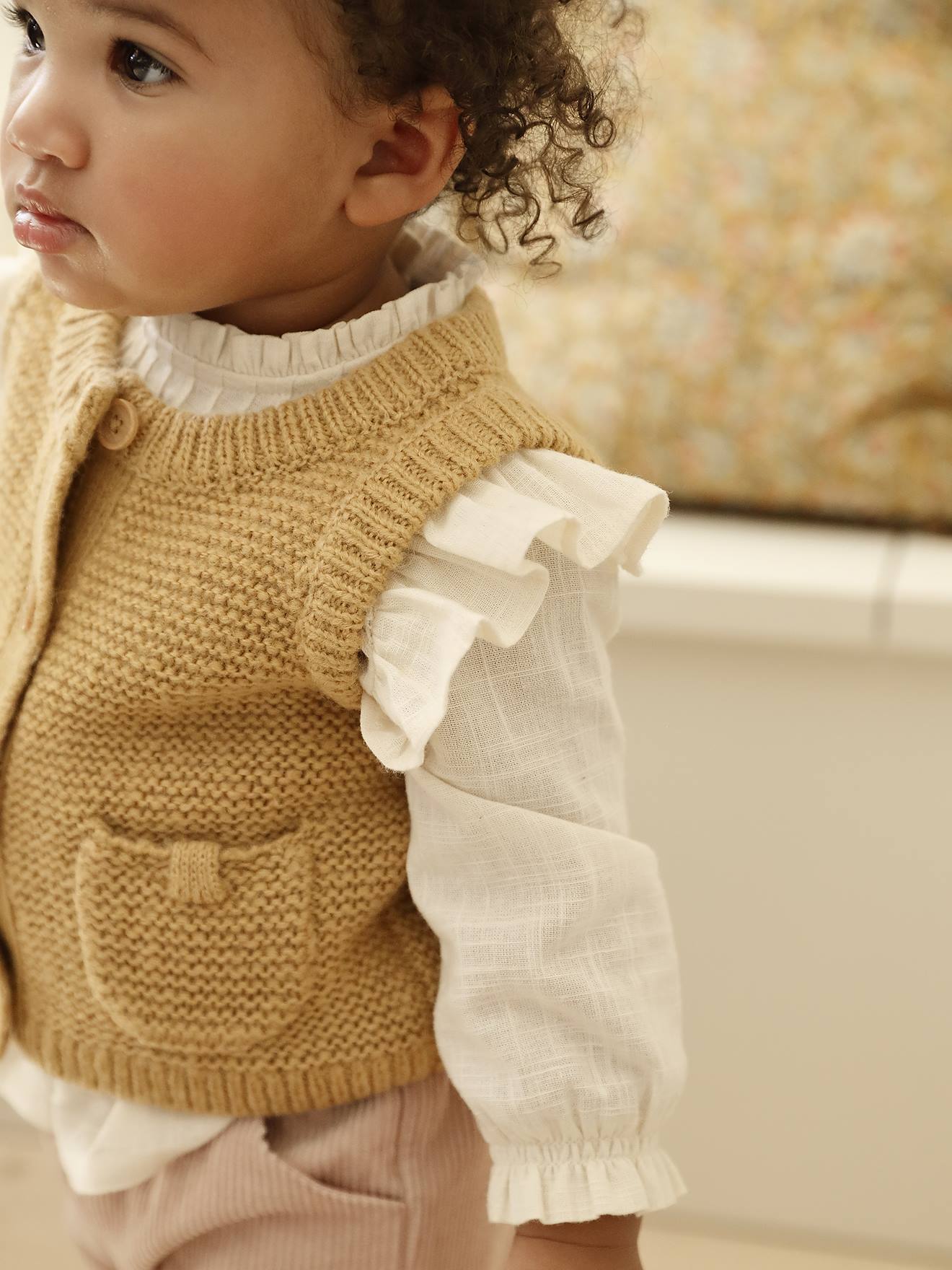 Mouwloos babyvestje met knopen okergeel afbeelding