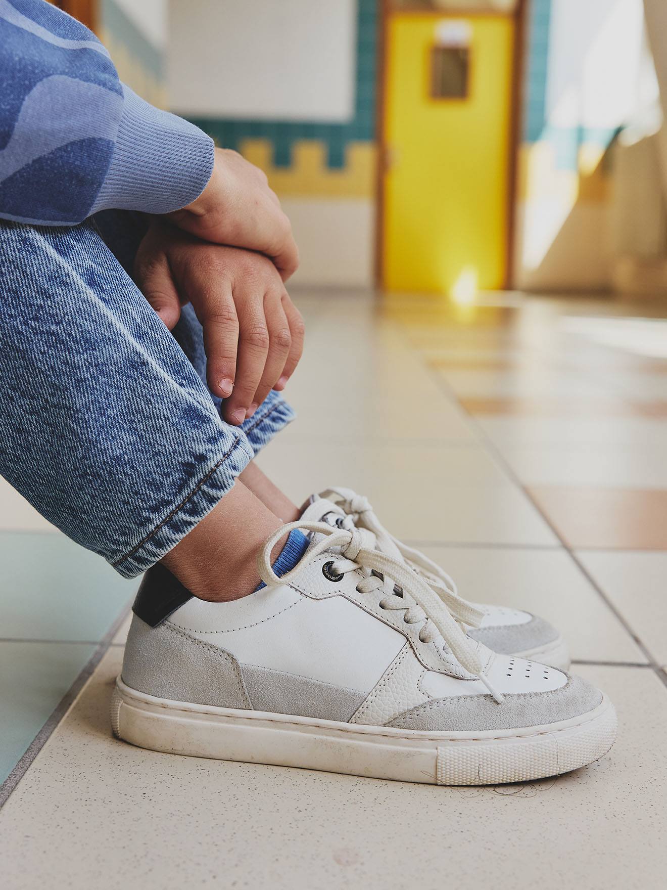 Gestoffeerde en geritste leren manden voor kinderen veel wit afbeelding