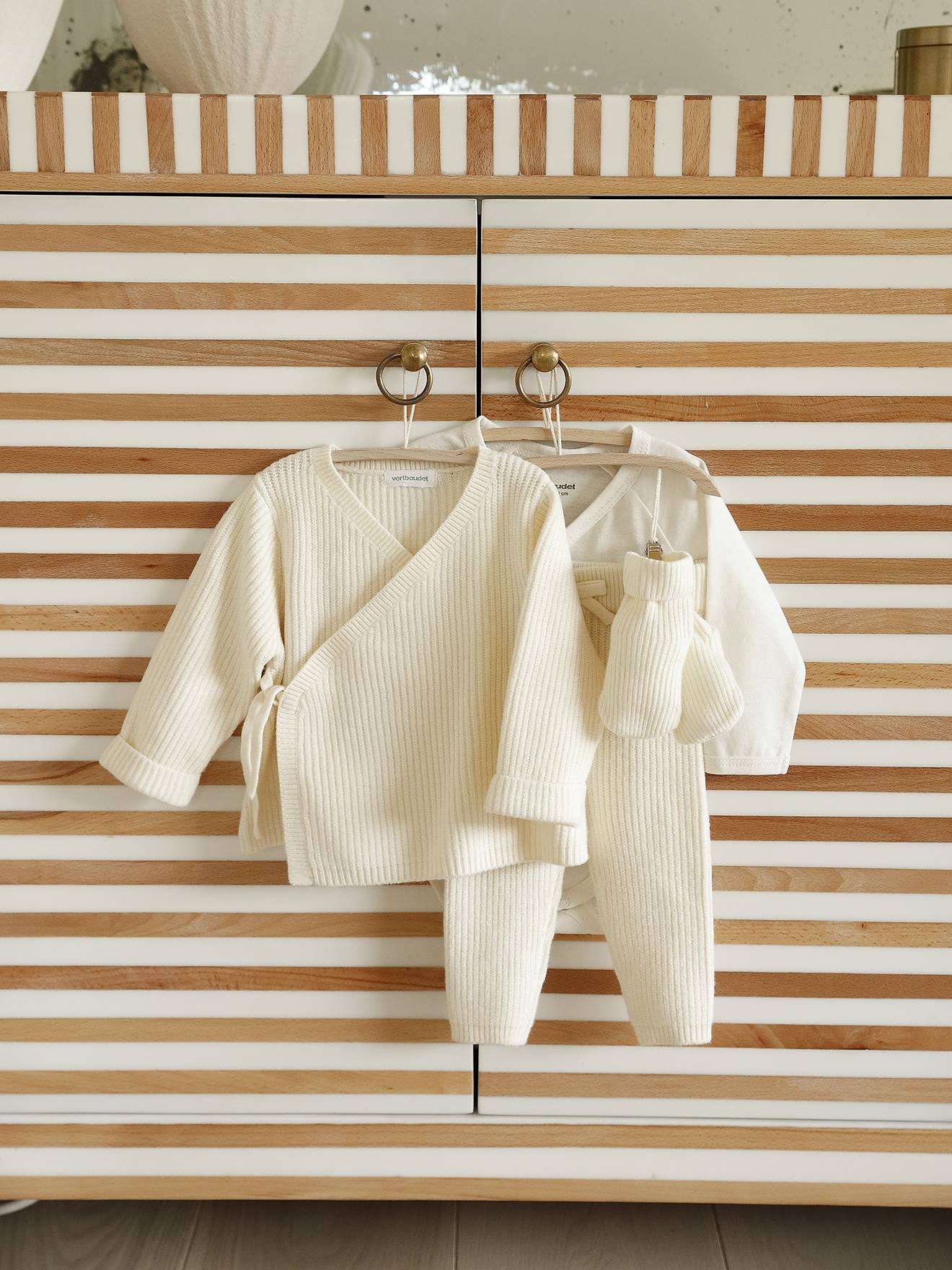 Babypakje 4-delige set in effen tricot vestje + broek + sloffen + body ecru afbeelding