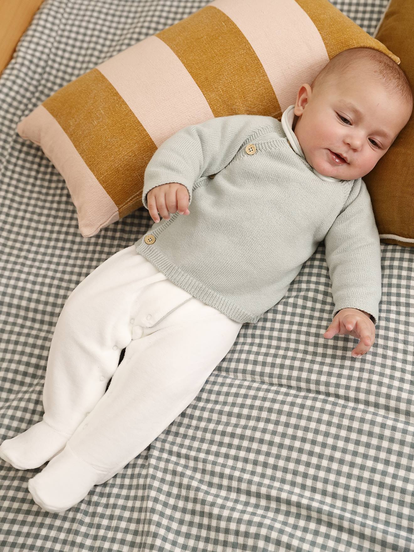 Babypakje 3-delige set in effen tricot vestje + babyslaappakje + body saliegroen afbeelding