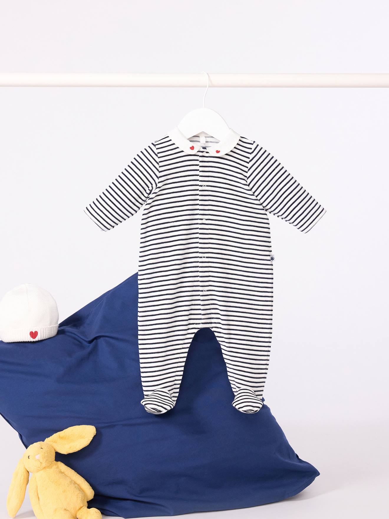 Baby pyjama in fluweel / velours met PETIT BATEAU print op de kraag marineblauw afbeelding
