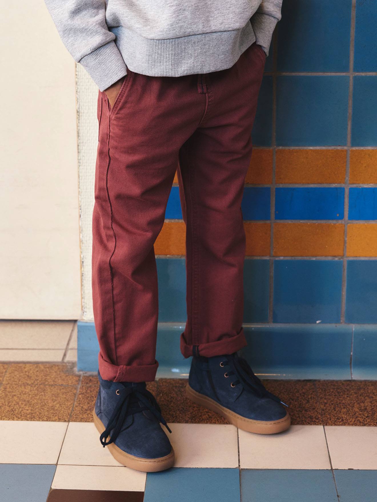 Eenvoudig aan te trekken jongensbroek met rechte pasvorm terracotta afbeelding