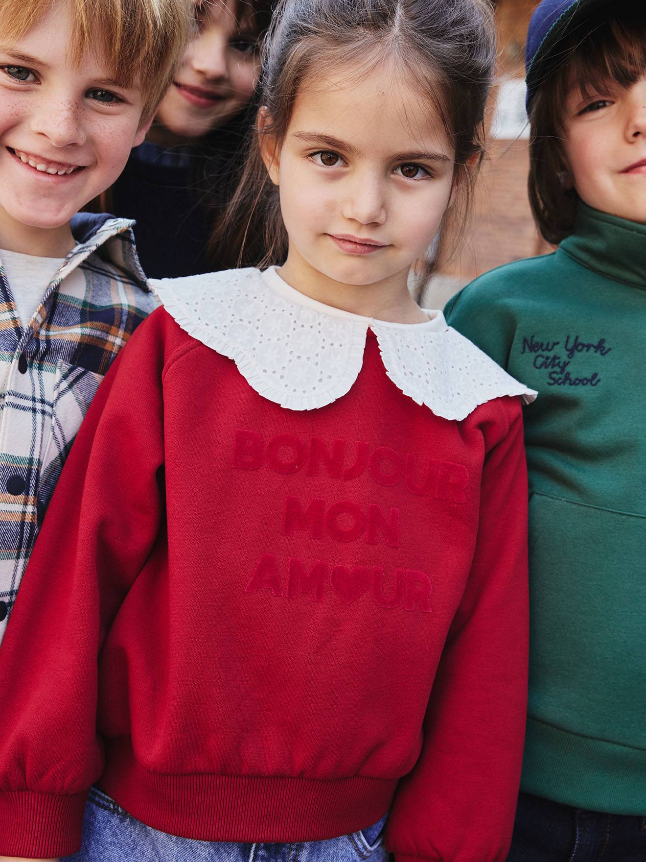 Sweater met kraag van Engels borduurwerk voor meisjes met flockprint en fluwelen boodschap rood afbeelding