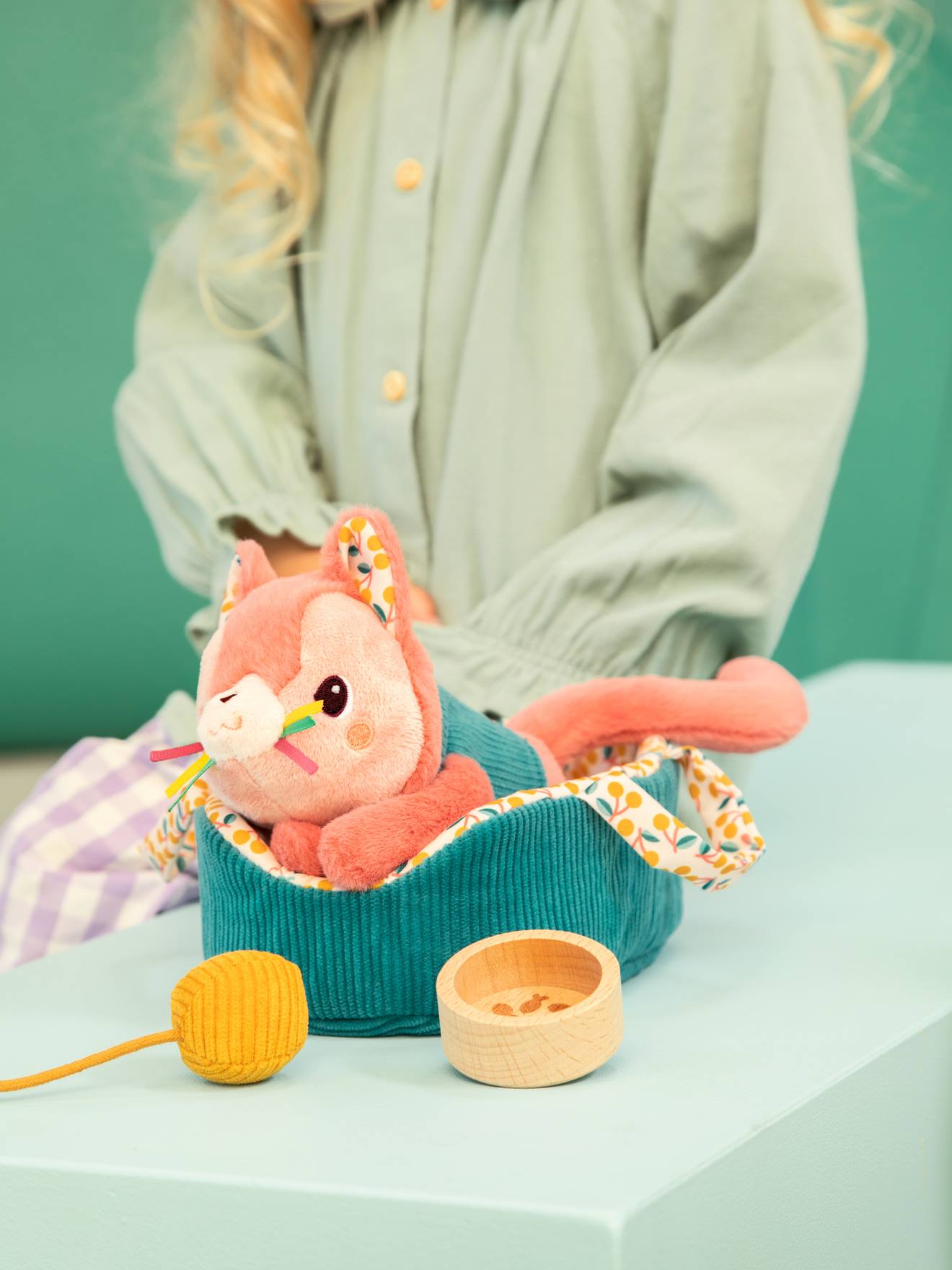 Pluchen dier en zijn mand LILLIPUTIENS rozen afbeelding