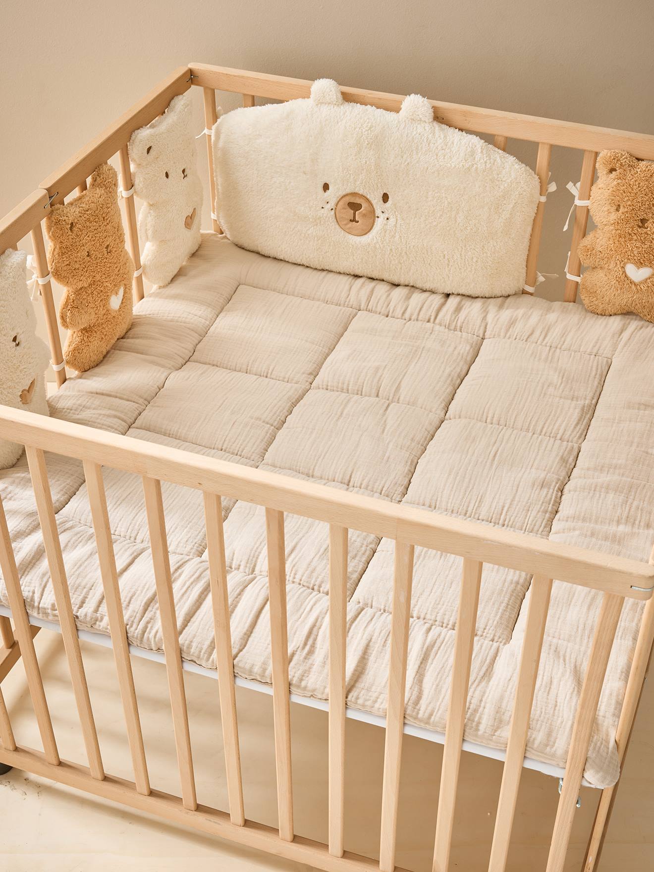 Bedbumper / Parkomtrek kussens PETIT OURS vanille