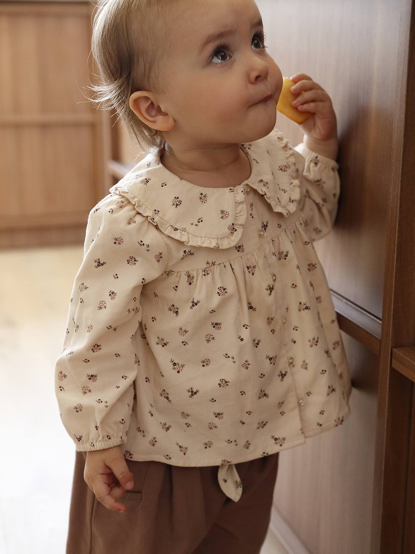 Bedrukte babyblouse in fluweel / velours vanille afbeelding