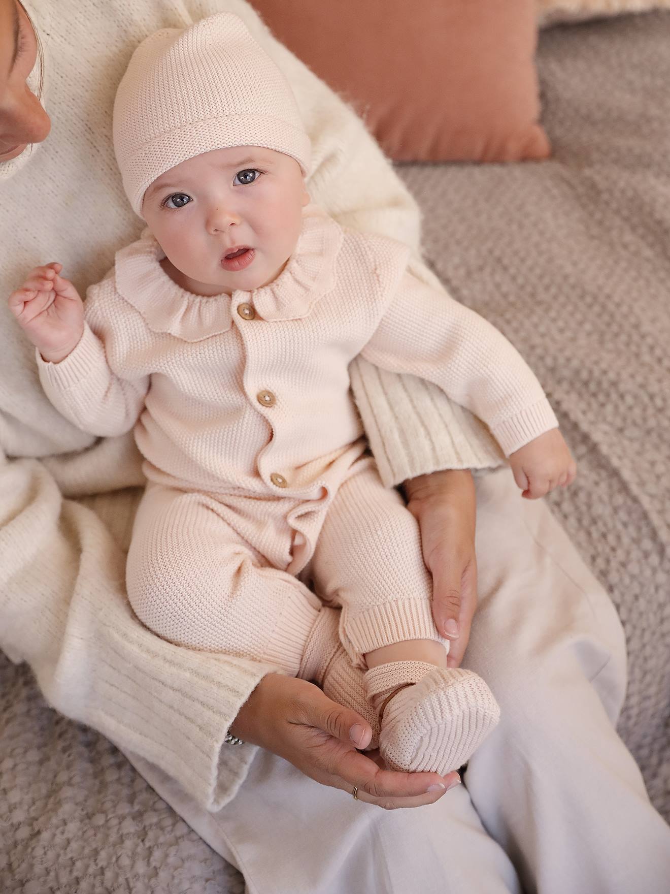 Babypakje en muts rozen afbeelding