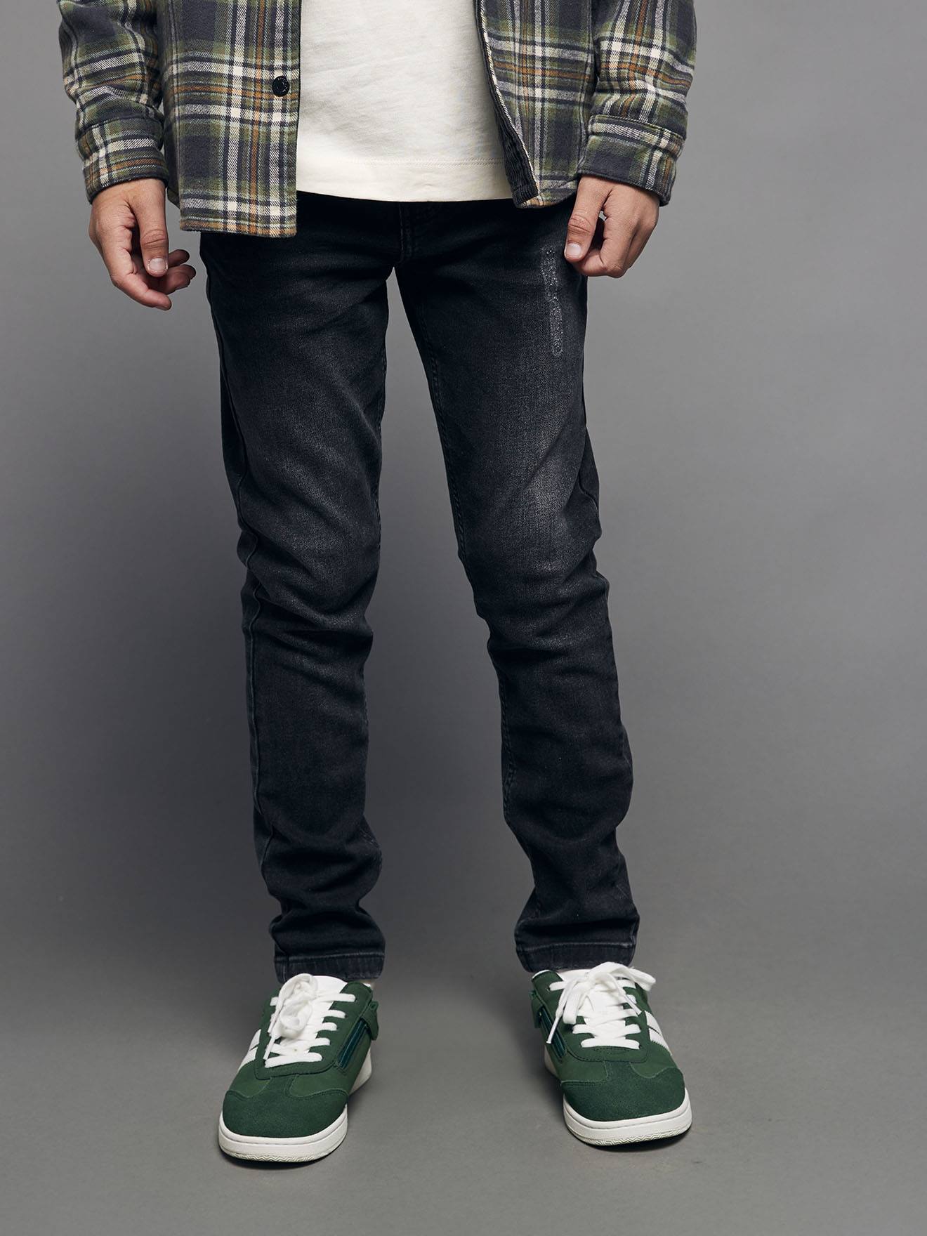 Slim fit jeans met destroyed effect JONEN zwart denim afbeelding