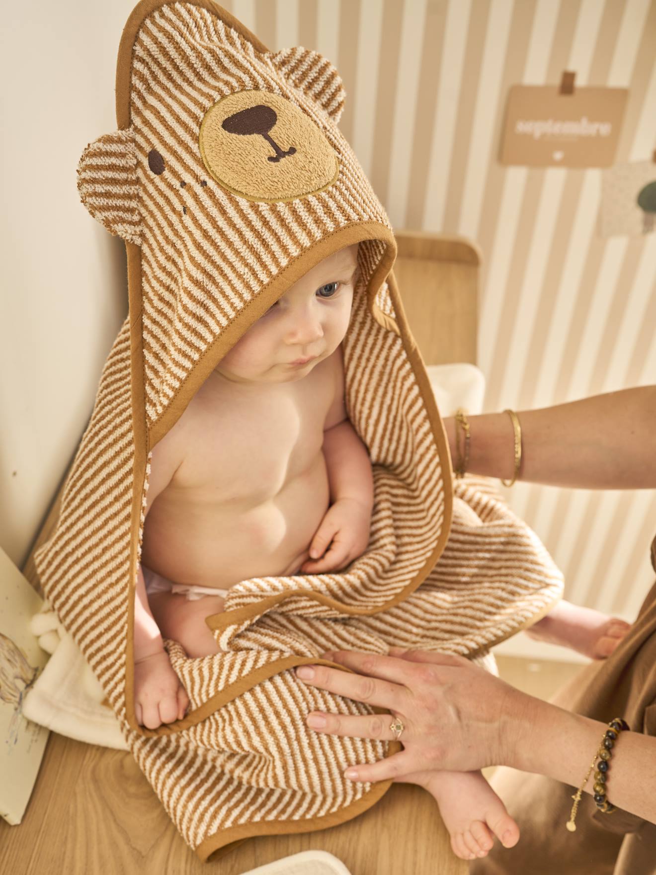 Badcape + washandje PETIT OURS, met gerecycled katoen beige, gestreept afbeelding