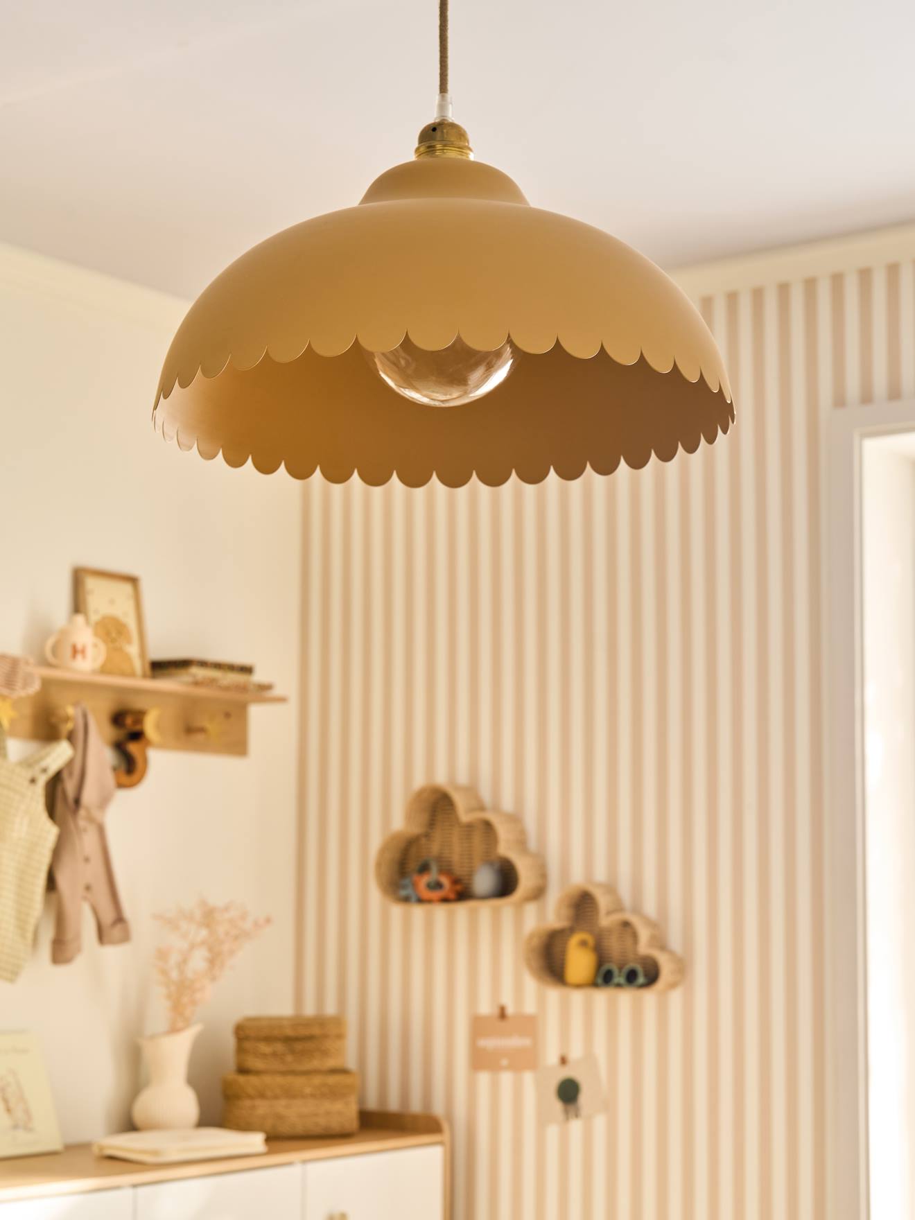 Metalen lampenkap voor hanglamp, geschulpte details kaneel afbeelding