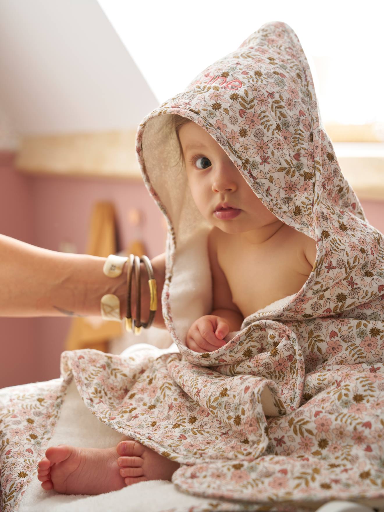 Badcape van katoengaas om te personaliseren + washandje FLORA wit, bedrukt afbeelding