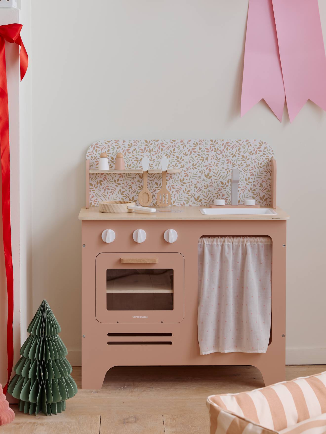Houten keukentje met accessoires van FSC®-hout rozen afbeelding