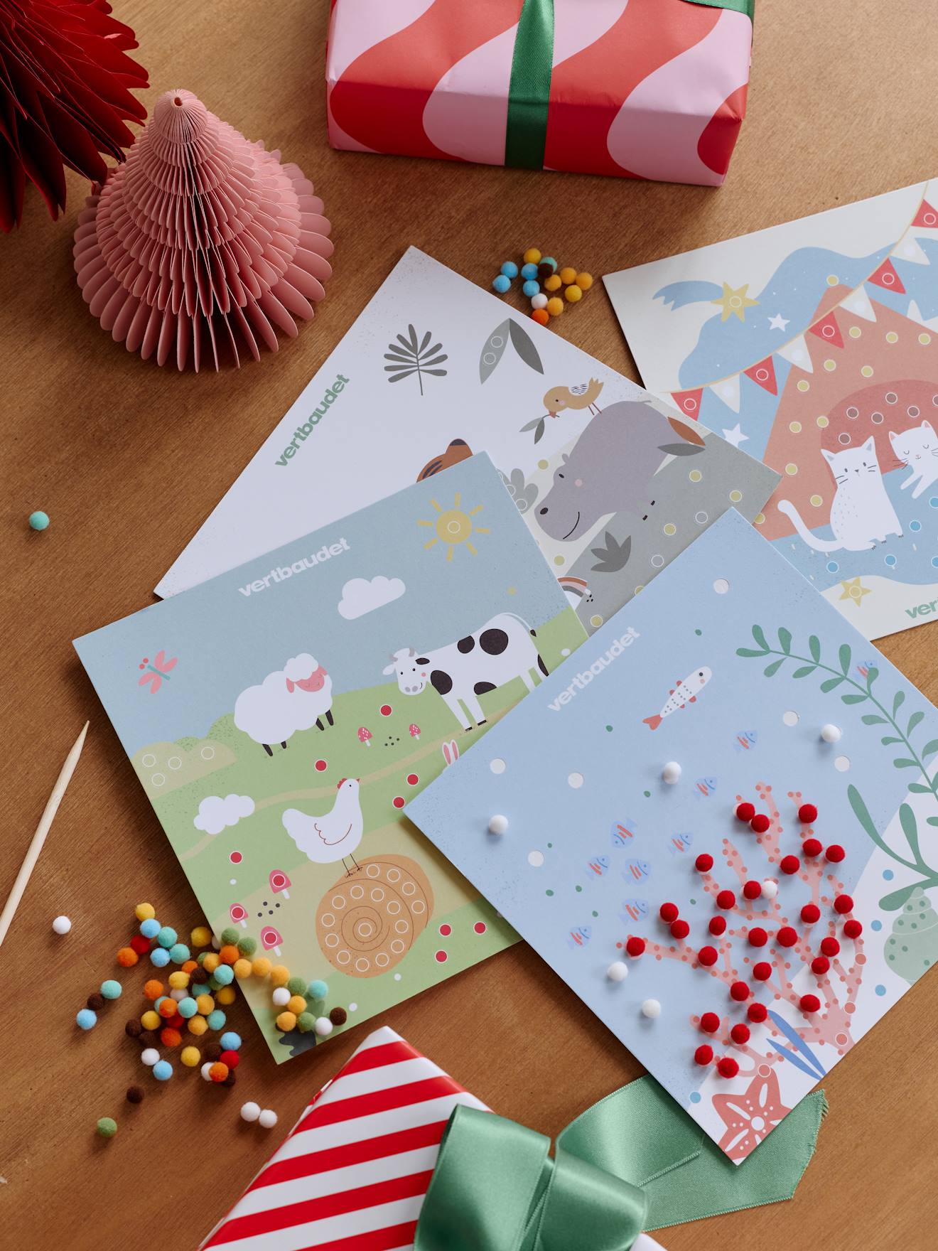 Set van borden met pompons meerkleurig afbeelding