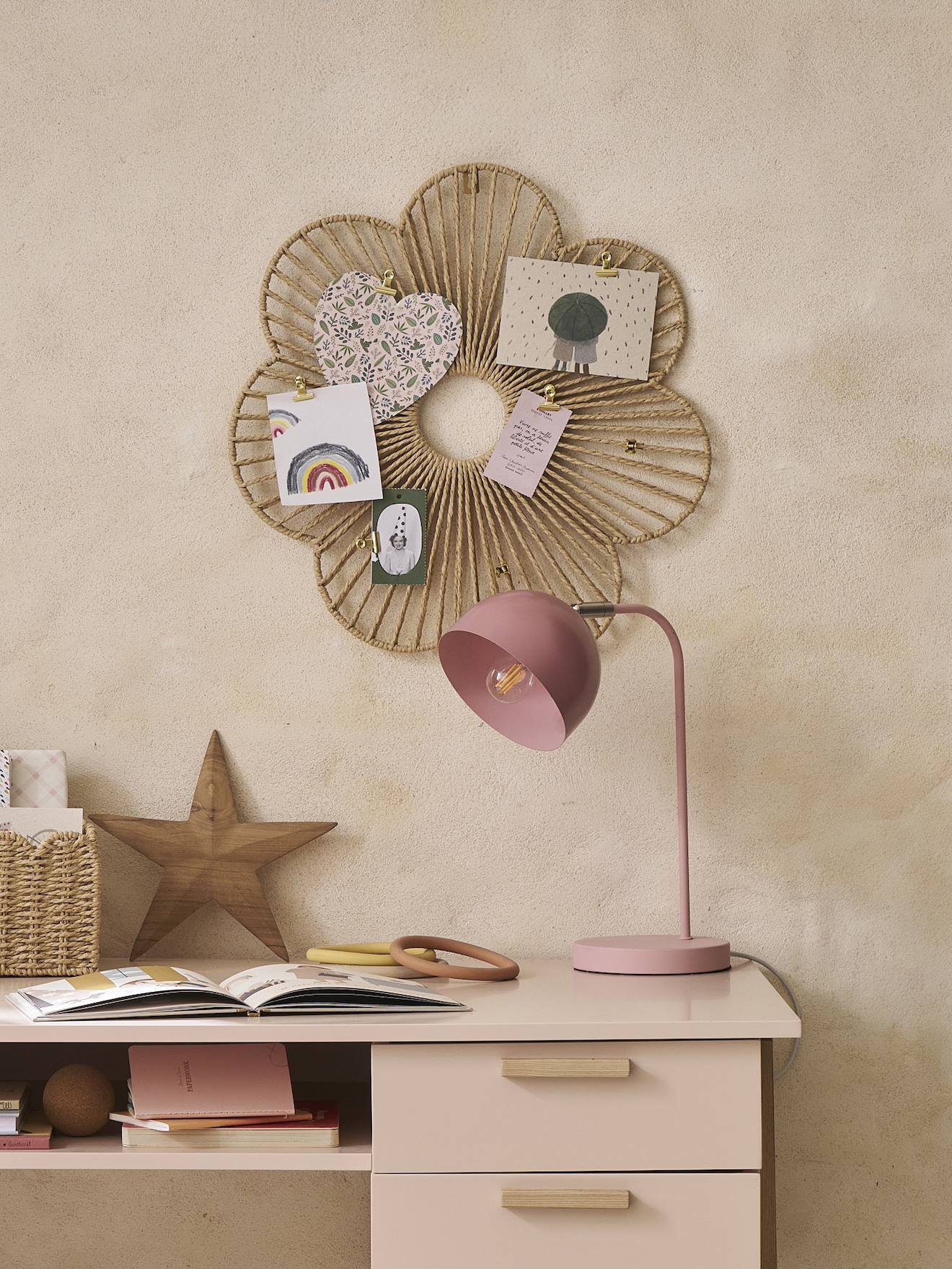 Collage van bloemen van papierkoord beige afbeelding