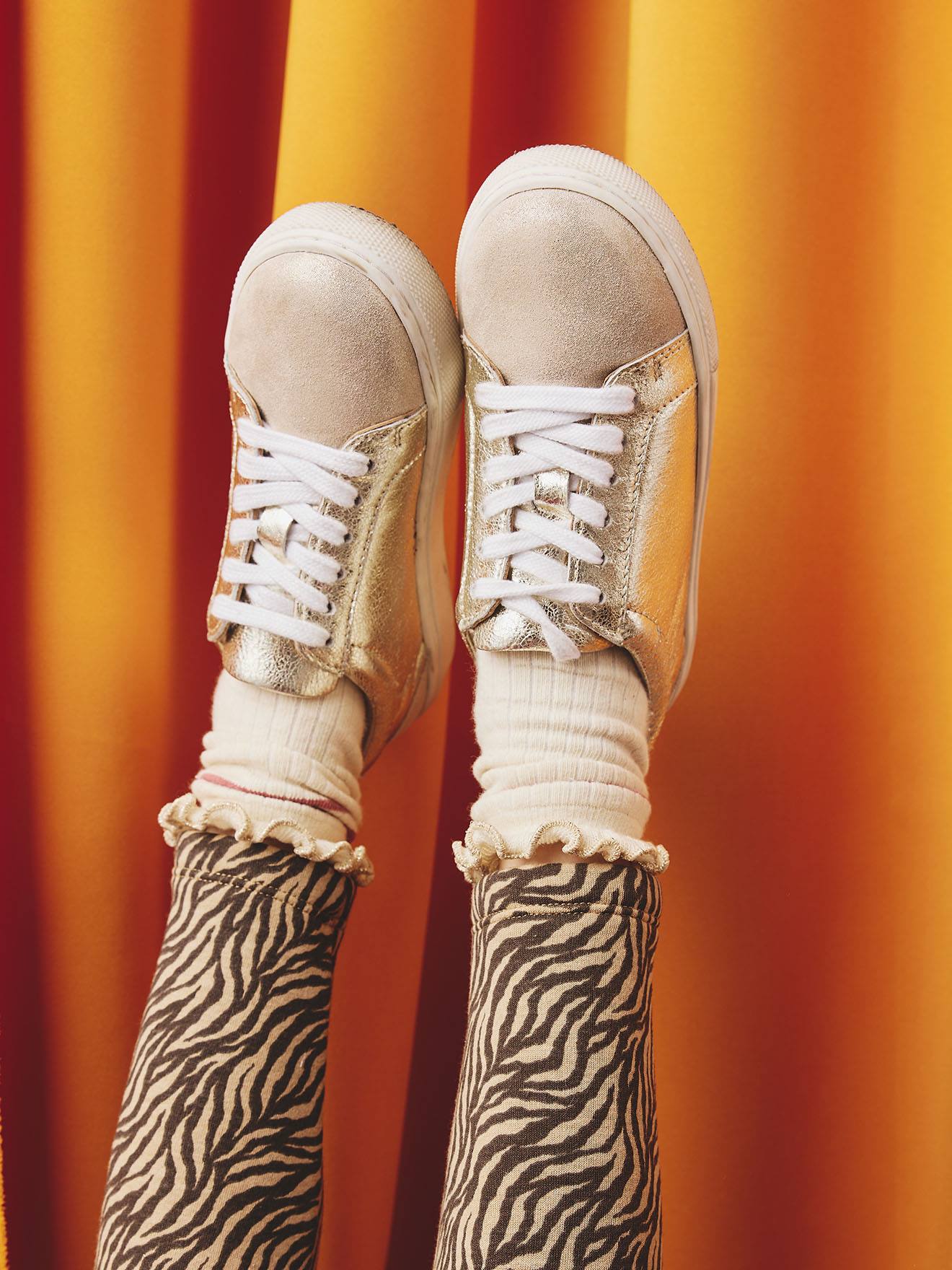 Leren kindersneakers met veters goud afbeelding