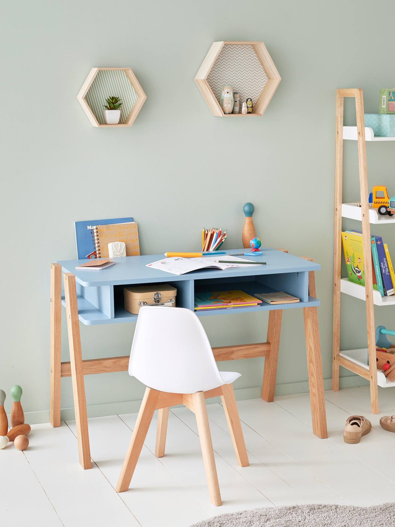 Scandinavische kinderstoel, zitgedeelte H 45 cm wit