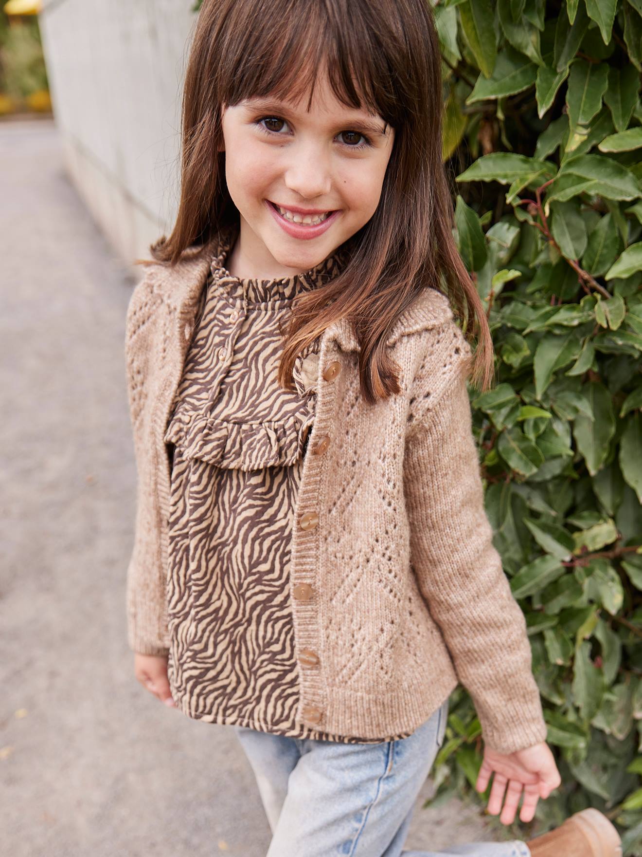 Vestje voor meisjes van fantasie breisel met ajour mokka afbeelding