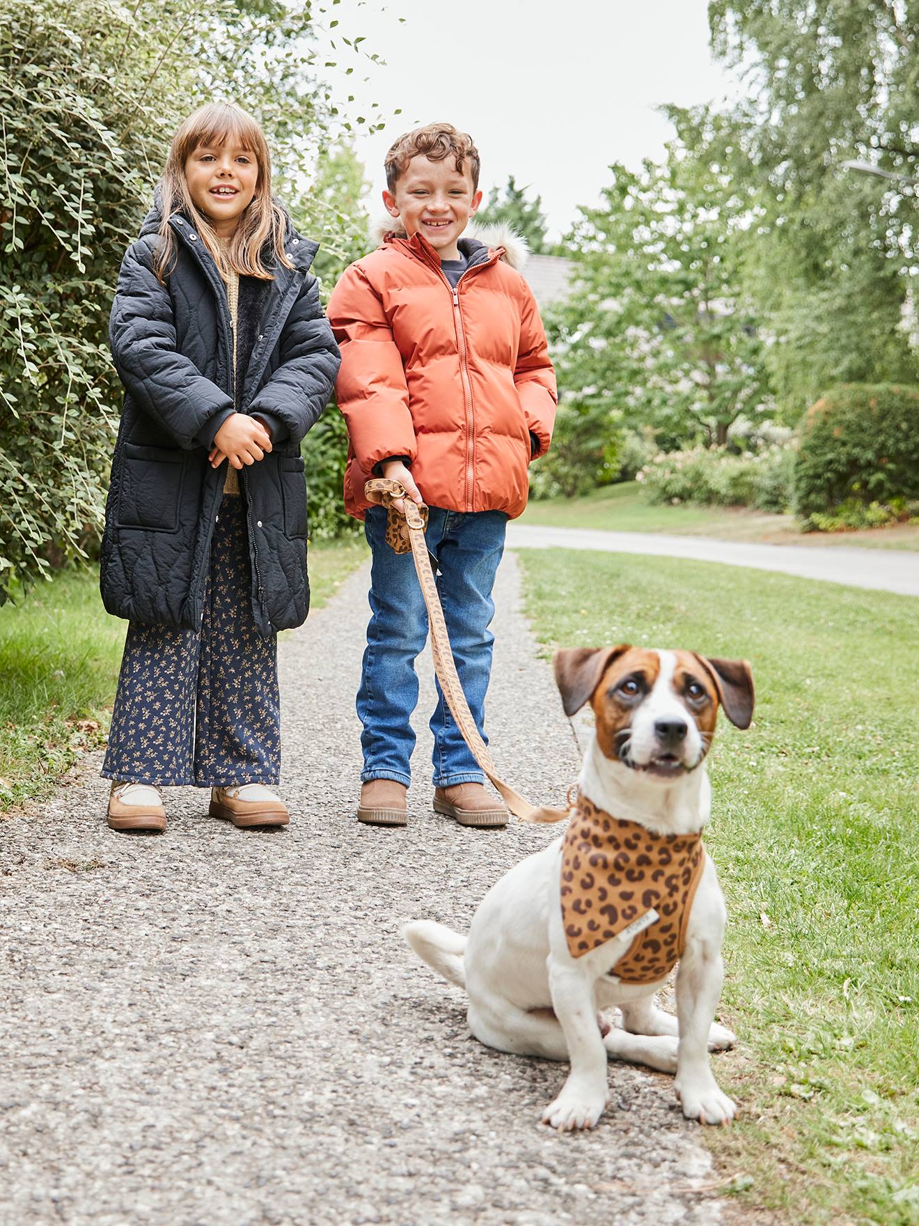 Donsjack met capuchon, fleecevoering en wanten of handschoenen amber afbeelding