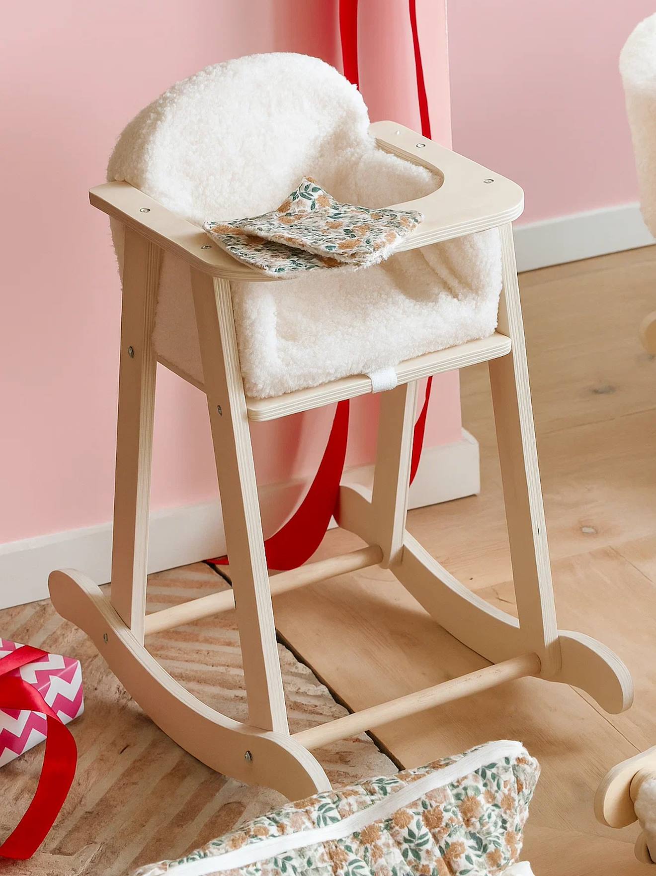 Hoge kinderstoel met schommel voor poppen van FSC®-hout hout afbeelding