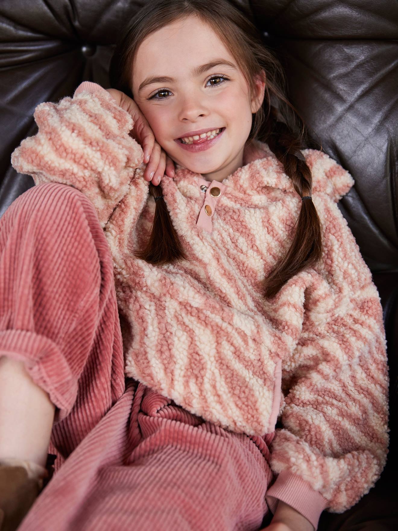 Meisjessweater met capuchon van sherpa roze (poederkleur) afbeelding