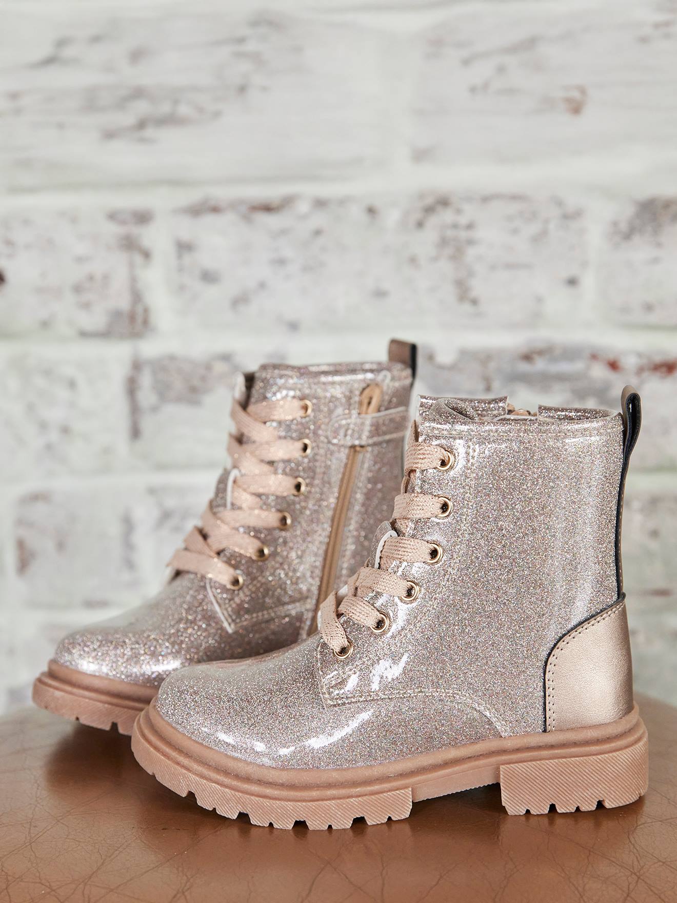 Geveterde en geritste hoge schonen voor kinderen goud afbeelding