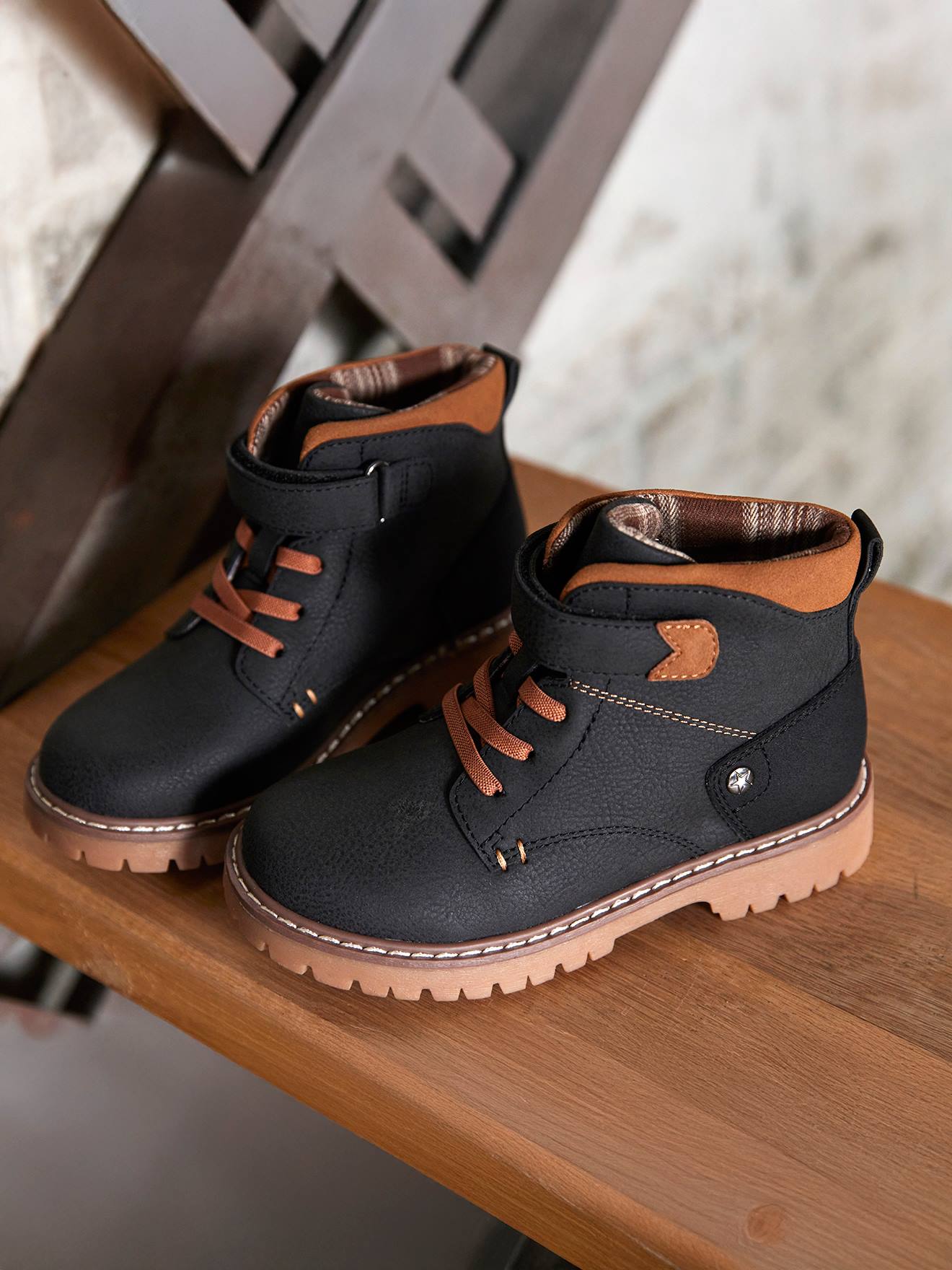 Synthetische jongens boots met elastische veters en klittenband collectie kleuterschool zwart afbeelding