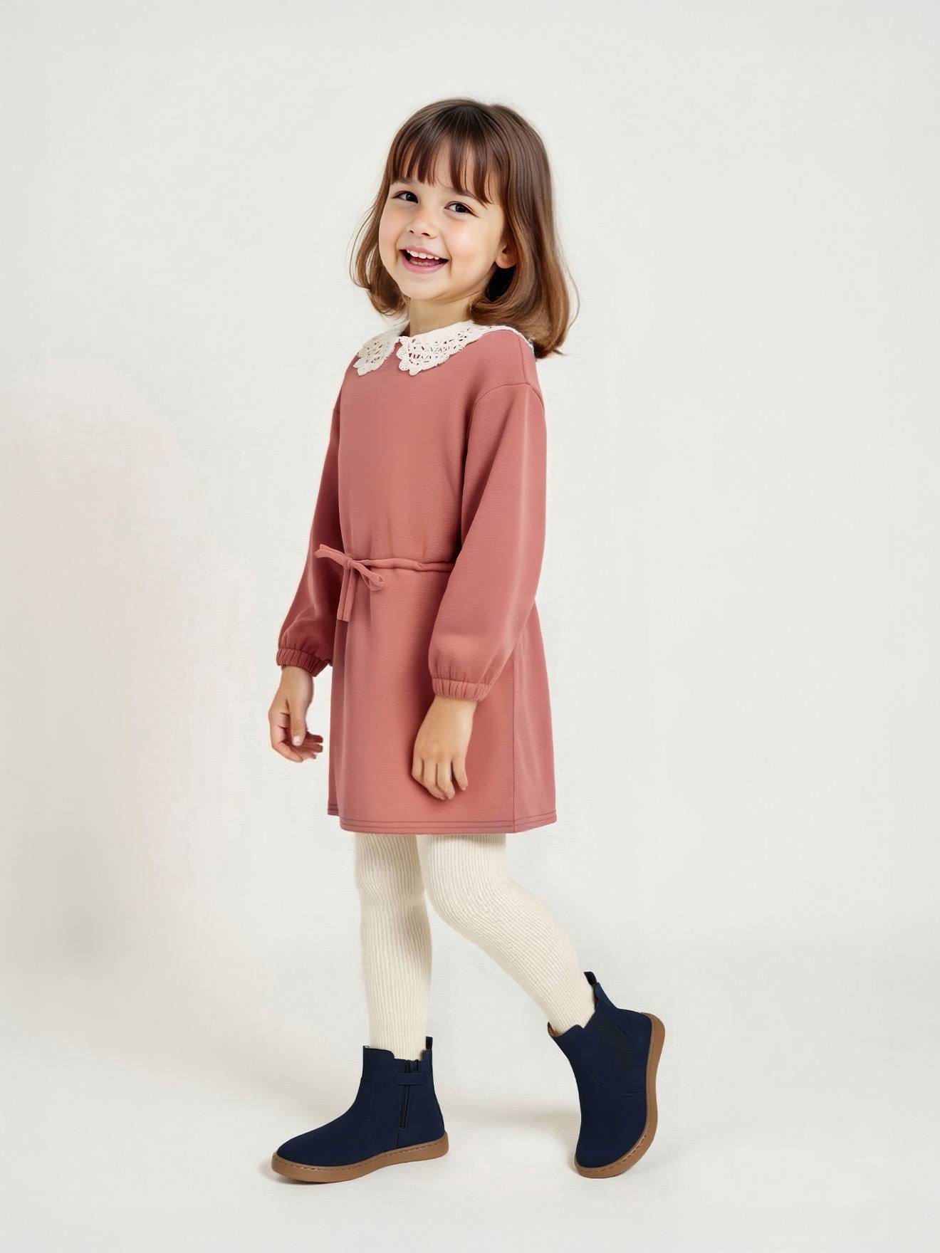 Meisjesjurk van sweaterstof met macramé kraag rozenhout afbeelding